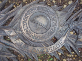 Big bronse French memorial plaque, AMICALES des ANCIENS du 215 eme infantry Division. a notre camarades.  Bronzen monument tak,  1.10 meter en 6,5 kilo, gesigneerd Henri Bargas.