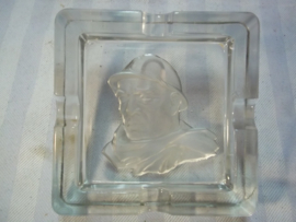 Ashtray glas with French soldier. glazen asbak, met daarin geslepen een Franse soldaat LEGIONAIR, met helm en woestijn mantel burnous