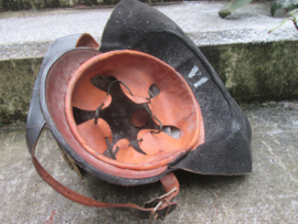 Dutch officers leather fire department helmet. Nederlands leren brandweerhelm, met officiersembleem, zeer nette staat jaren 40/50.