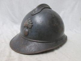 French helmet M-1915 with infantry badge. Franse helm casque adrianne horizon blue, model 1915 met infanterie embleem, complete staat, eerlijke helm.