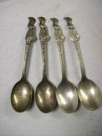 4 spoons of Mary Poppens, designed by Disney. 4 lepels Disney