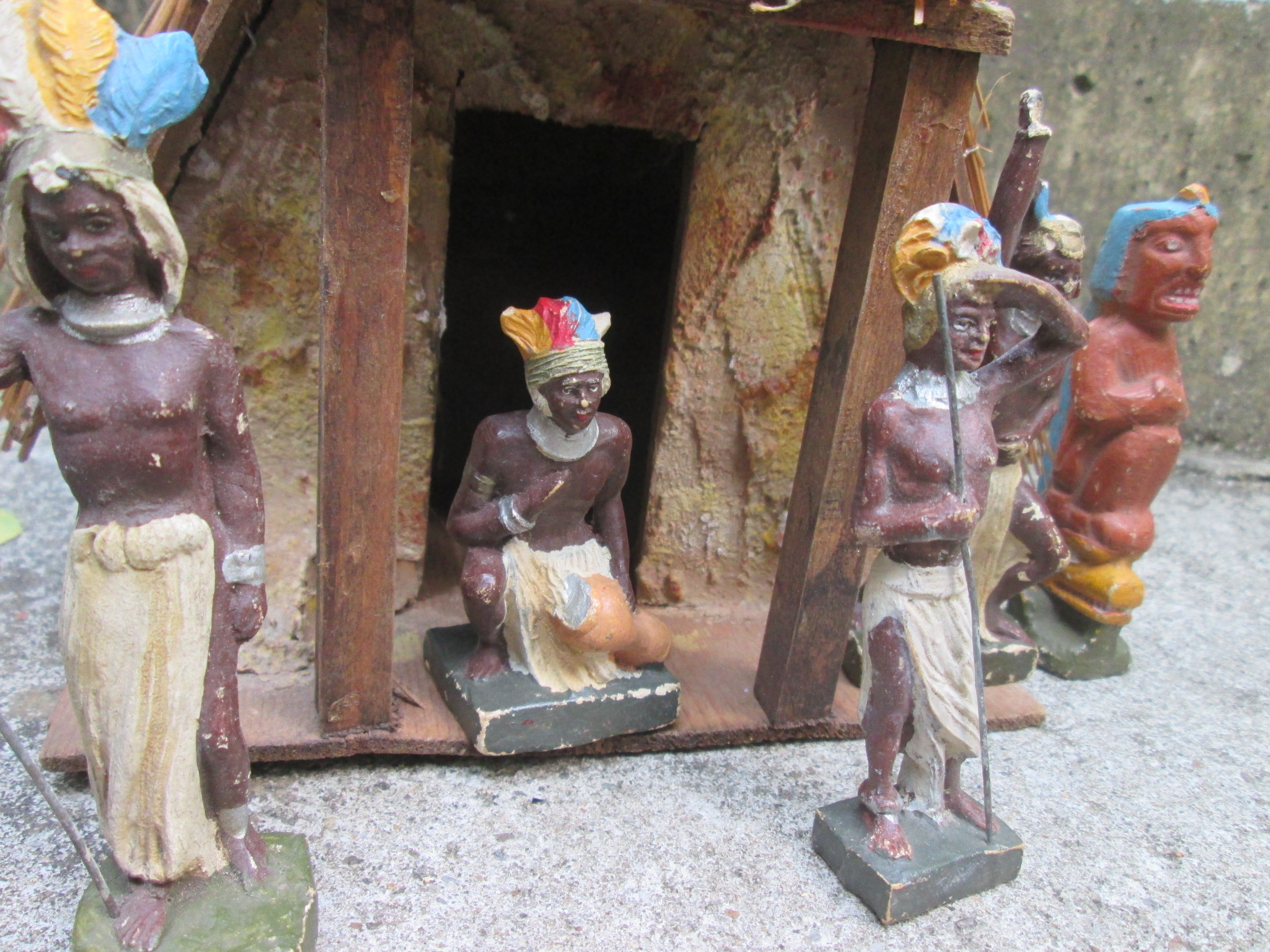 Rieten negerhut met figuren made in Italy, 7 figuren zeer net en decoratief, leuke aparte Afrikaanse set.