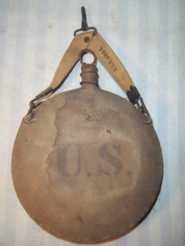 US canteen Bulls-eye. Rock island Arsenal 1905. Amerikaanse veldfles model 1879. met drager. Op de achterkant staat de compagnie en regiment vermeld.