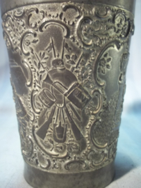 German pewter shooting price. Duits tinnen beker, met militaire afbeeldingen.