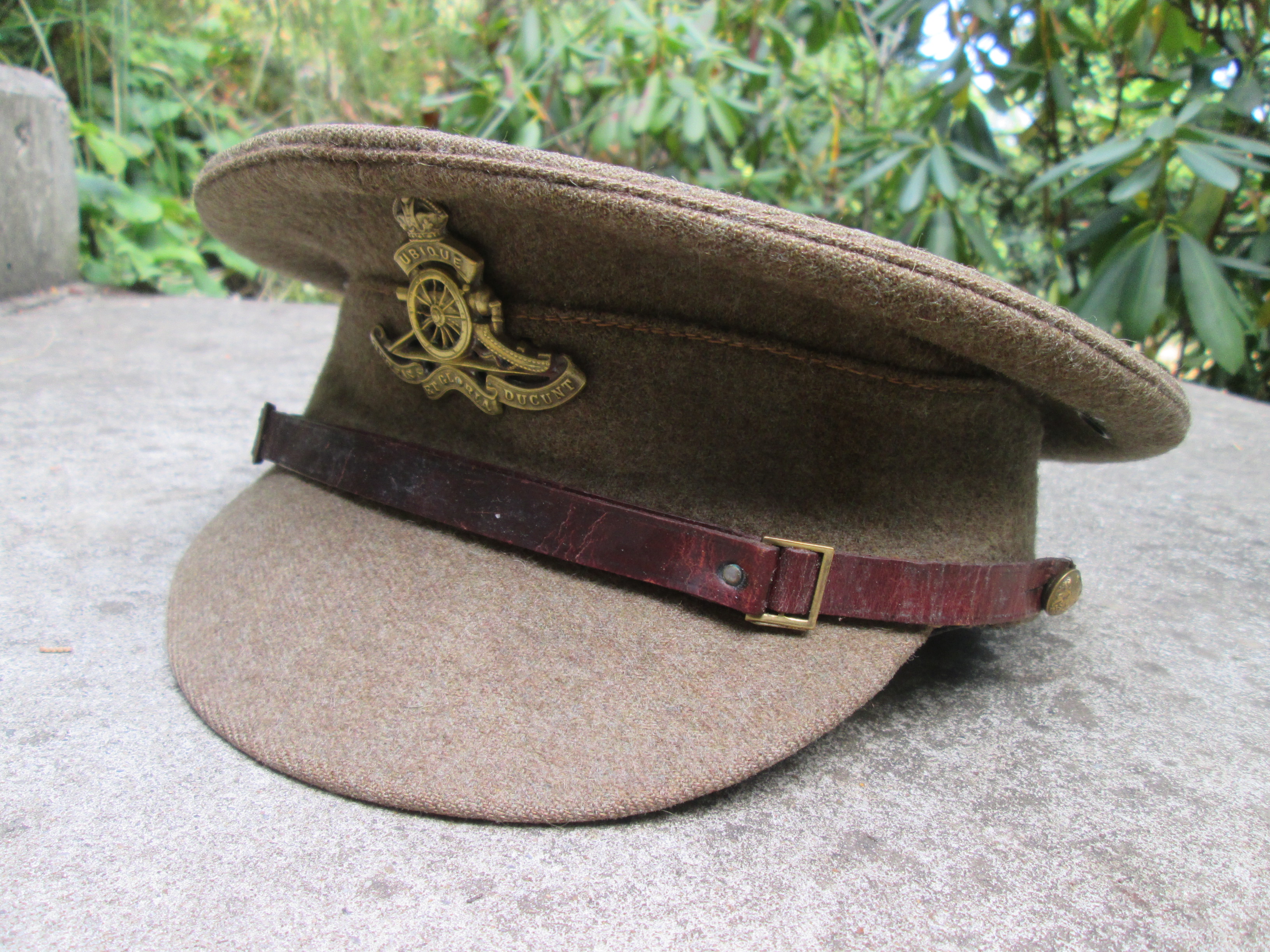 British cap with artillery badge. Engelse manschappen pet met artillerie embleem War Department gemarkeerd.