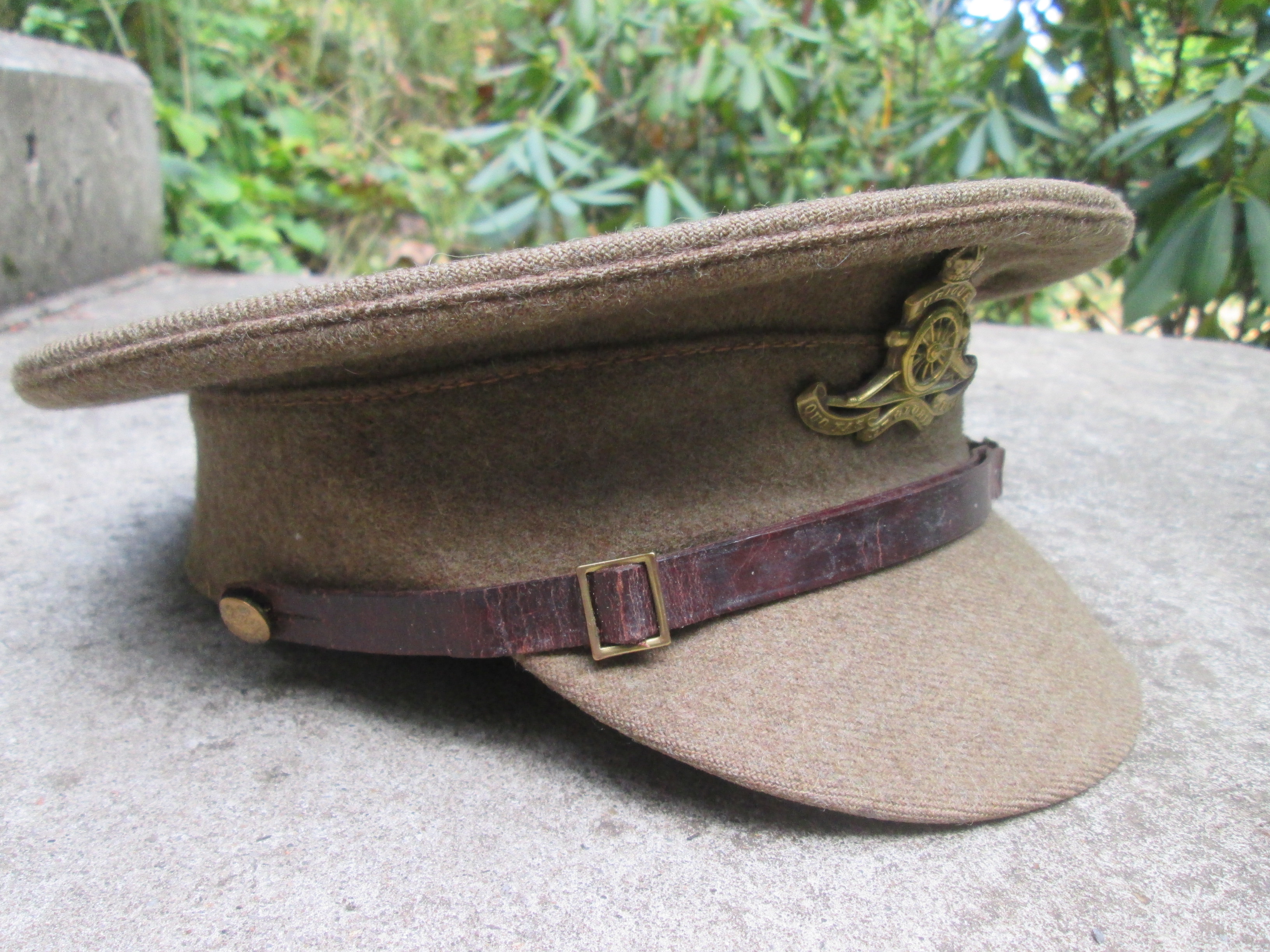 British cap with artillery badge. Engelse manschappen pet met artillerie embleem War Department gemarkeerd.