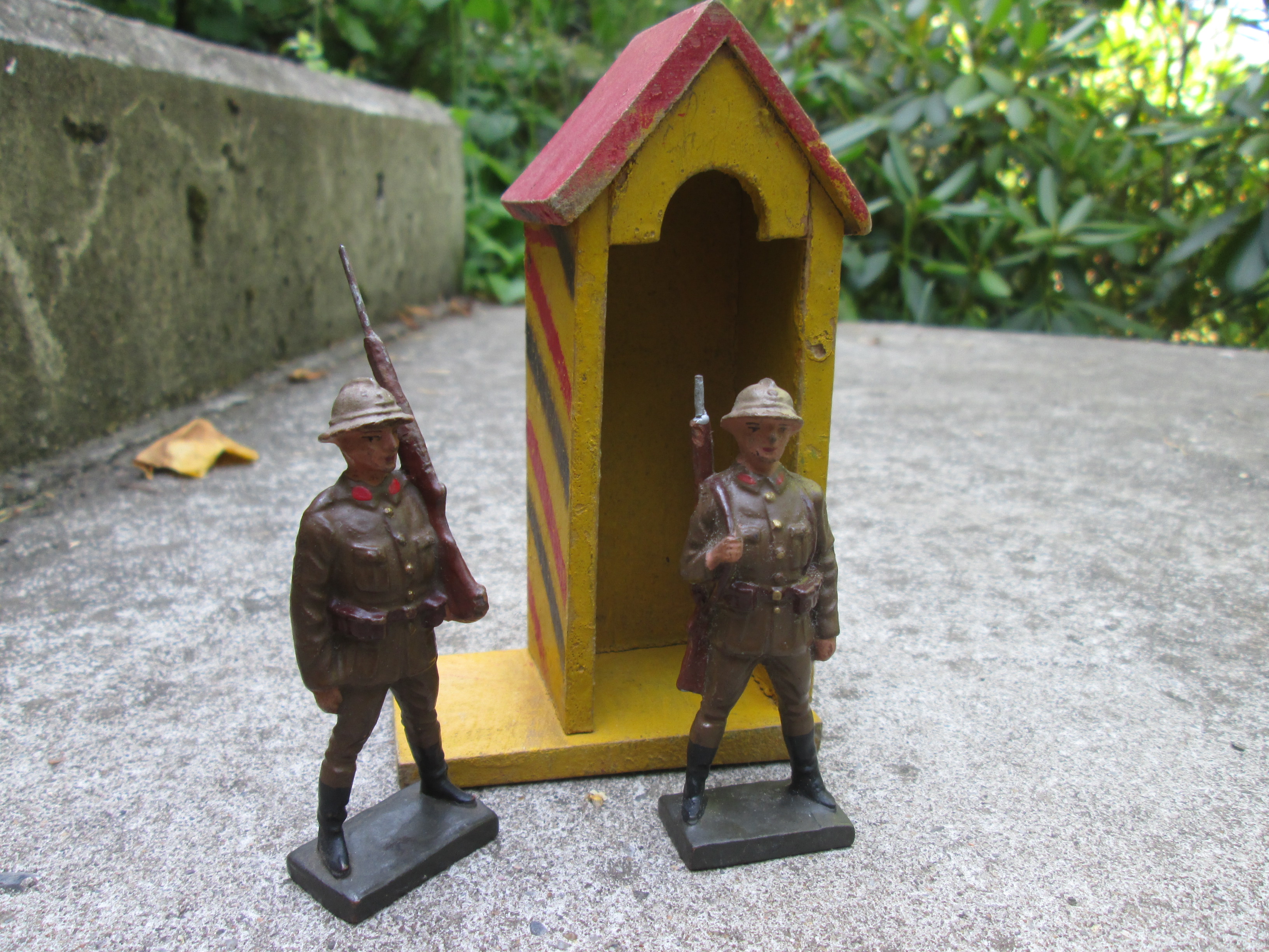 LINEOL Belgische soldaatjes met houten wachthuisje in de Belgische nationale kleuren. Belgium toy soldiers and there watchman's hut.