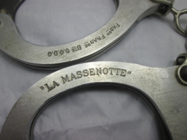 Police handcuffs. Handboeien "La Massenotte" Franse makelij, zonder sleutel.