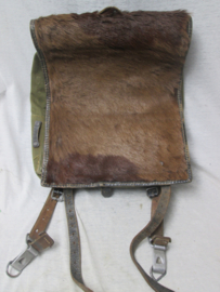 German backpack with fur, dated 1940 Berlin. Duitse bontrugzak, geheel compleet mooi gemarkeerd zeer nette staat. 1940- Berlijn.