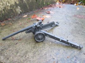 Unknown gun played kanon onbekend zit los bespeeld.