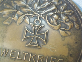 German bronse plaque, Duitse penning brons Ersten Weltkrieg, met EK2 afgebeeld en een gevechtsscene, zeer bijzonder 6cm.