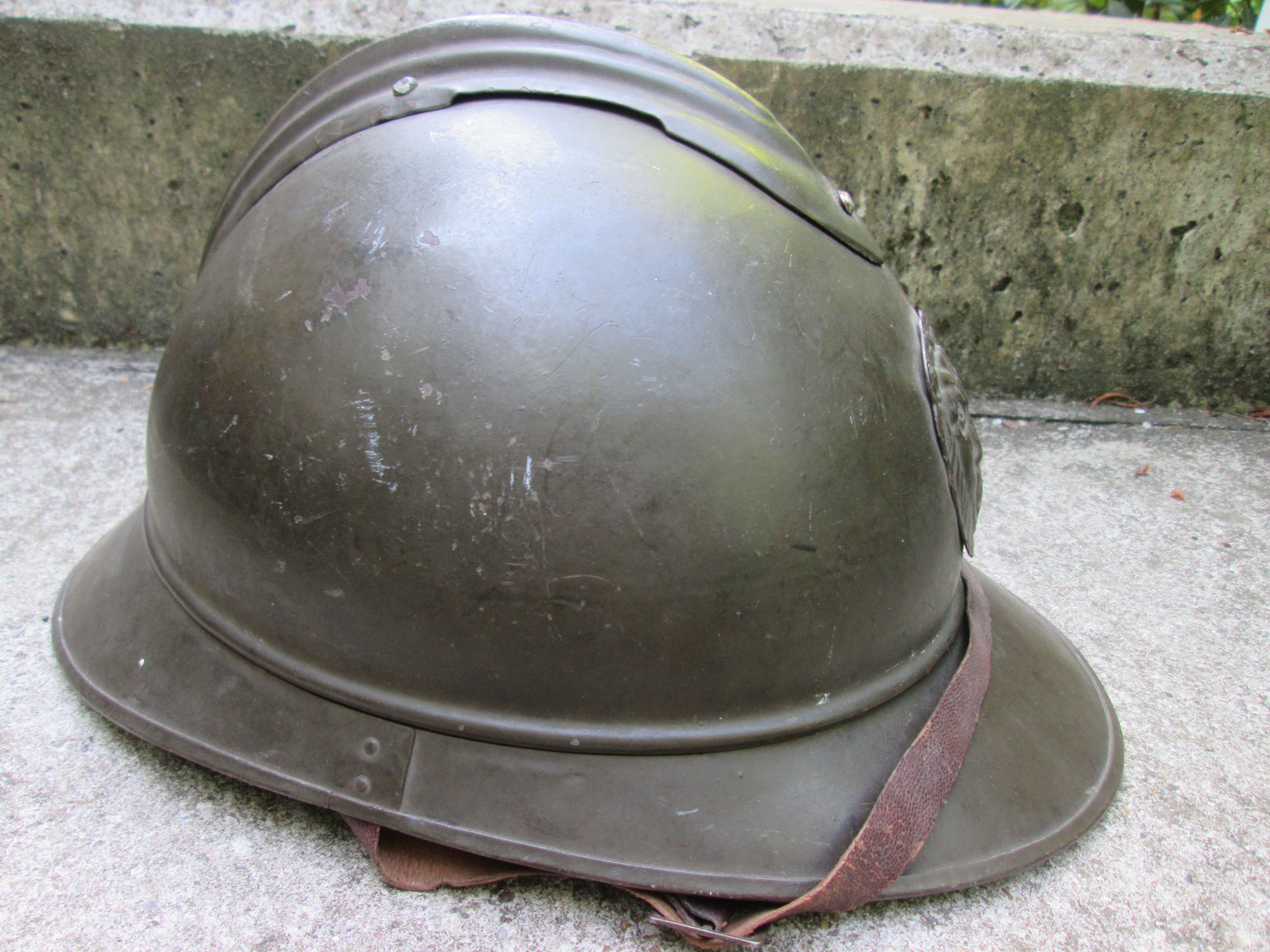 Belgium helmet M-1915. Belgische staalhelm M-1915, doorgebruikt tot de jaren 30, interbellum periode. Zeer nette staat en grote maat.