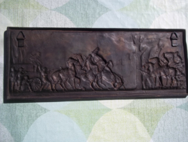 Gebronsd metalen plateau 45 bij 17 cm. Duitse WO1 soldaten in een hinderlaag door Serven of partizanen, zeer indrukwekkende afbeelding, decoratief, 1.6 kilogram. gesigneerd  Jos van Limburg Fec.