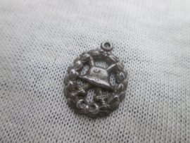 German wounded badge black, as pendant. Duits gewondenembleem als sierraad hanger voor aan de ketting of zakhorloge.