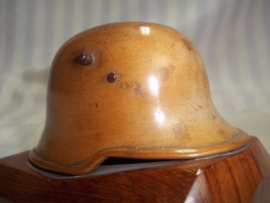 Miniature German helmet Model 1916 made of wood.  Miniatuur helm Duits WO1 gemaakt van hout, zeer apart. 10 bij 10 cm.