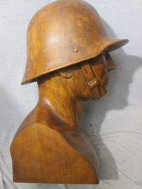 Wooden statue German soldier with steelhelmet 45 cm high. Houten buste van een Duitse soldaat. beeld voor de Staalhelmbund.