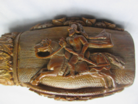 Cut from a nut a military scene of 1870-1871 by a French soldier, very detailed. Uit een noot gesneden een Franse cavalerist  en de adelaar met militaire items zeer gedetailleerd, helaas incompleet 1870-1871 Frans-Duitse oorlog.
