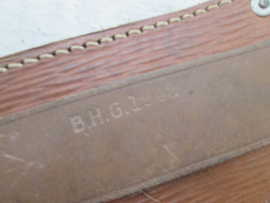 British aemy leather pouch with folding saw nicely marked not complete. Engels leren tasje met opgerolde zaag 1942, mooi gemarkeerd, helaas niet compleet.