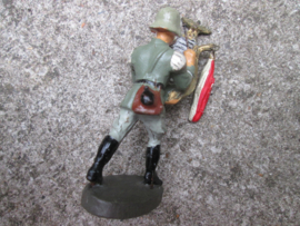 ELASTOLIN German soldier with lyra. Duitse soldaat met lyra goede staat WO2 met adelaar.