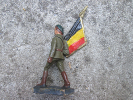 DURSO Belgium soldier with flag chausseur Ardenne. Belgische soldaat Ardense jager met belgische vlag met standaard, goede staat bijzonder item.