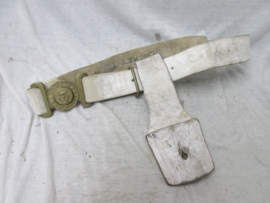 British white leather belt with buckle and bayonet scabbard Dieu et mon droit. Engelse leren riem met bajonet drager wit buffel leer.