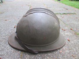 Belgium steelhelmet M 1915 also worn after 1918. Belgische helm M15 bruine kleur interbellum gedragen met origineel binnenwerk.