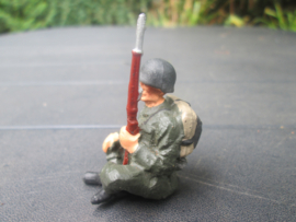 Sitting US soldier, zittende Amerikaanse soldaat met geweer, goede staat.