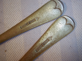 2 british army spoons nicely marked and dated 1944  2 Leger lepels Engels