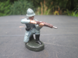 GJ Belgium French shooting soldier. Franse soldaat schiet knielend.