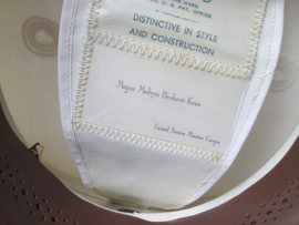 USMC officers white dress visor cap, with nice embroidered pattern on visor. The Berkshire named to major Melvyn Herbert Kerr. United States Marines officiers pet met opgelegd pet embleem.