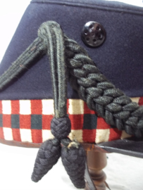 Scottish Highland light Infantry shako nicely dated 1912 with War Department stamps, cord boss with thistle device. Schotse shako manschap wollige stof mooi gemarkeerd W /I\ D 1912 compleet met koord vrij ZELDZAAM.