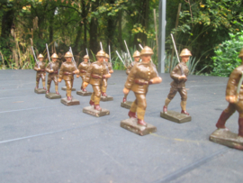 LINEOL 11 Belgium soldiers marching, smaler size. 11 marcherende belgische soldaten goede staat kleiner model.