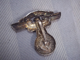 German cap badge of the NSKK, nicely marked. Duits petembleem van de NSKK Nationaal Socialistisch Kraftfahrt Korps, RzM gemarkeerd met M nummer. zeer nette staat zeldzaam embleem.