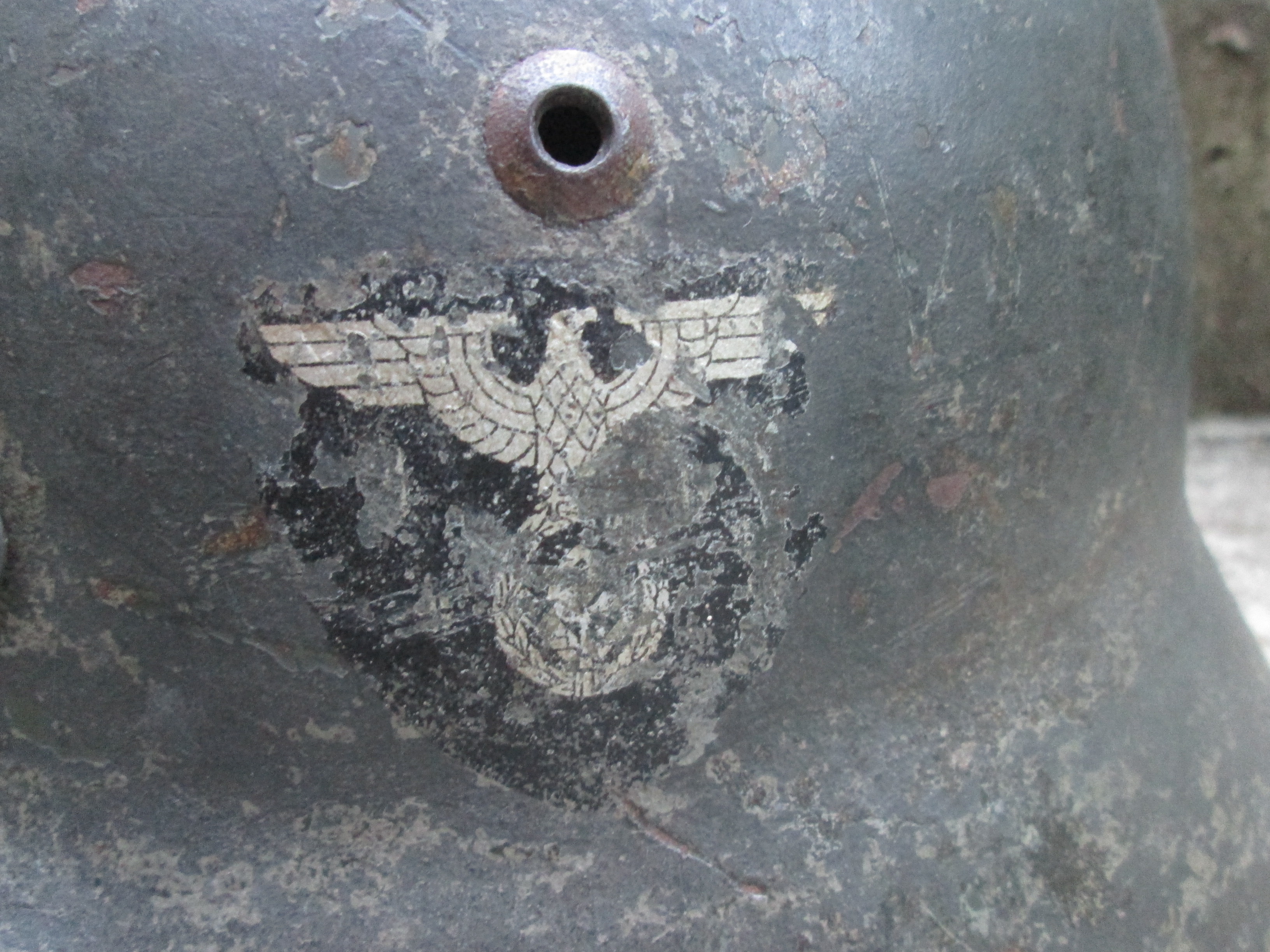 German helmet M35 with Labourparty decal. Duitse helm M35 met decal van de RAD /  Reichsarbeidsdienst. 100% origineel mooie eerlijke helm met kinband en binnenwerk