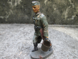 ELASTOLIN German soldier carrying 2 buckets. Duitse soldaat draagt 2 emmers kazerneleven.
