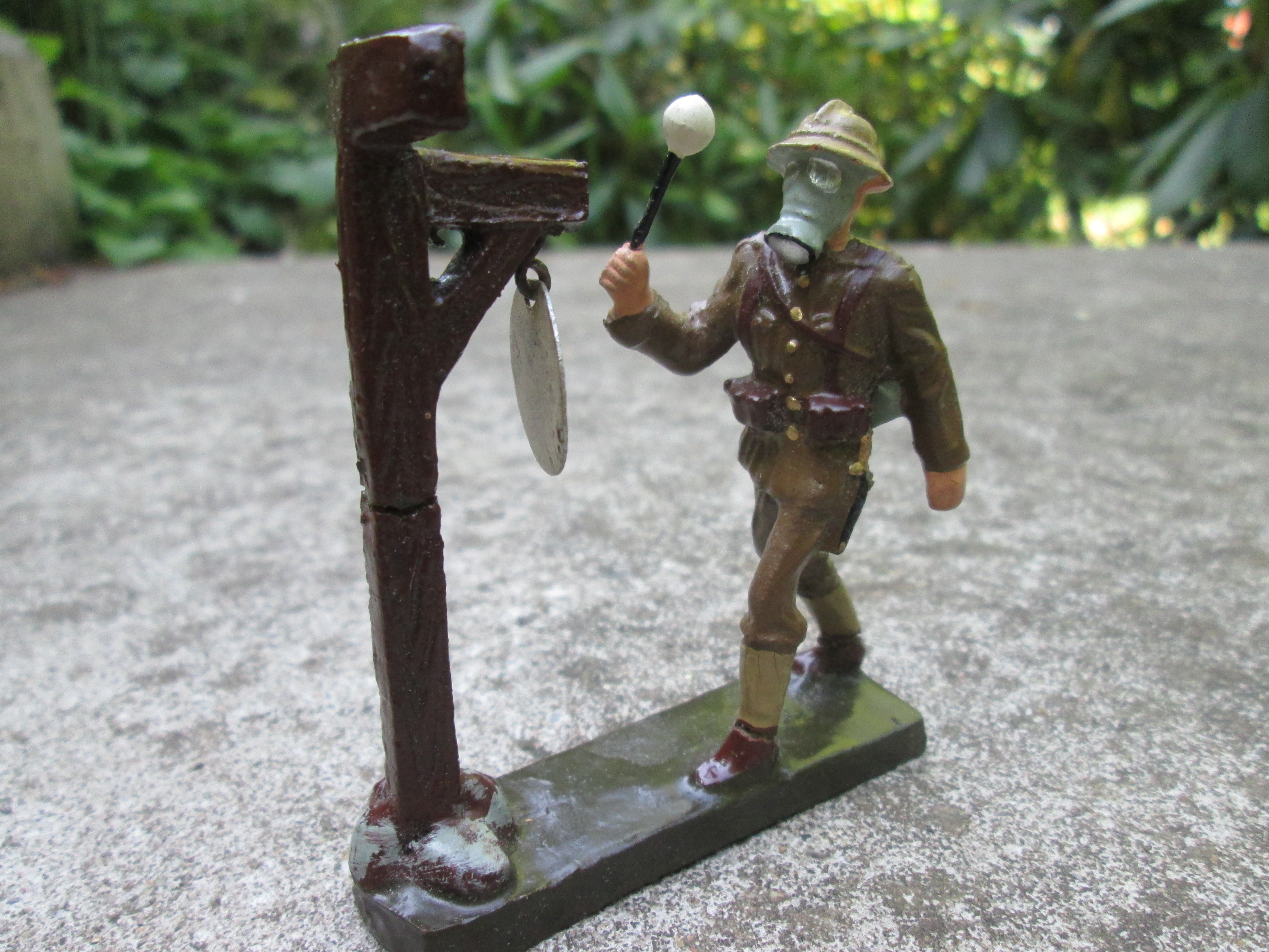 LINEOL Belgium soldier and the gas alarm Belgisch speelgoed soldaatje gasalarm zeer bijzonder stuk