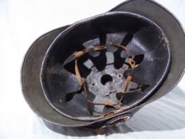 Metal ersatz spikehelmet with innerliner. Blikken pickelhaube, meestal van de BING speelgoed fabrikant, met Pruisen helmplaat en binnenwerk. Een ersatz pickelhaube van metaal in deze staat zijn zeer zeldzaam.