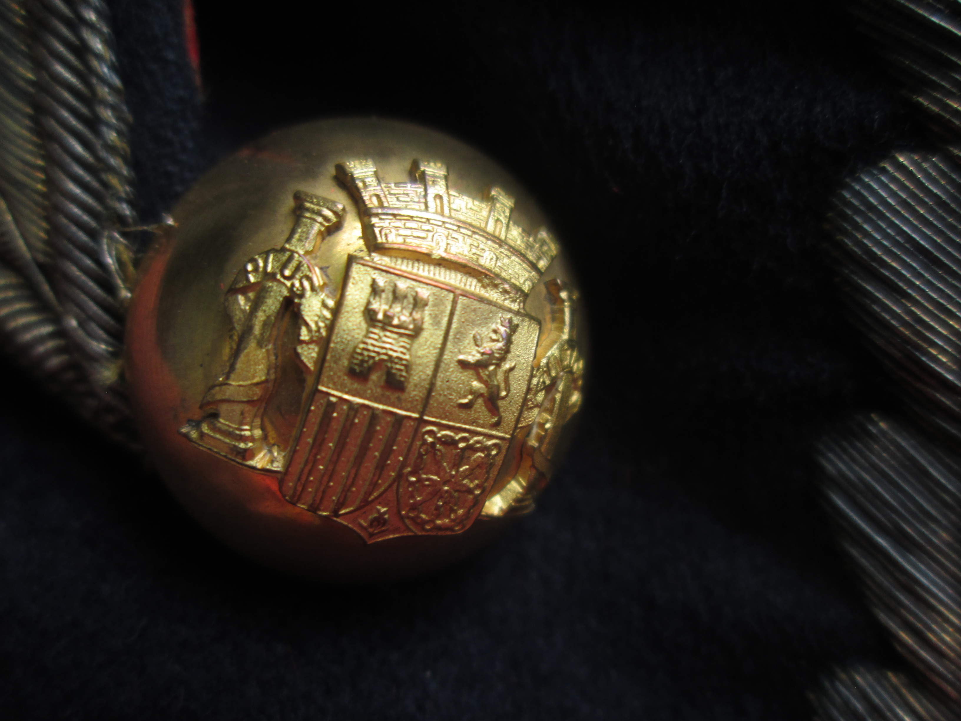 Spaans diplomaten uniform mooi goud geborduurd met kleurrijke manchet.