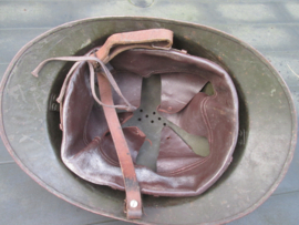 French helmet M1926. Franse helmet casque Adrianne M1926 met origineel 2e model infanterie helm embleem. gebruikt doch nette staat.