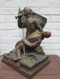 Terra-cotta beeld van 2 Belgische soldaten, gesigneerd, TOP stuk in een TOP staat.