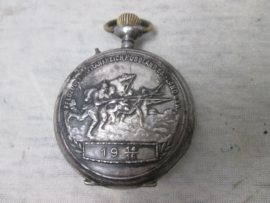 German watch WW1, Duits patriotisch zakhorloge met militaire afbeelding. 1914- 1916 met als opschrift Feldzug gegen Frankreich, Russland, England u.s.w. werkend horloge.