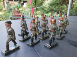 DURSO 15 Belgium soldiers, Chausseur Ardenne. 15 marcherende Ardense Jagers met officier nette staat.