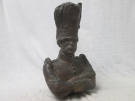 Bronze buste of a Dutch Grenadier, signed H. Goldman, Metaalgieterij Holland, Amsterdam, Bronzen Beeld van een Grenadier, jaren 30 hoog 24 cm. zeer decoratief Garde regiment Grenadiers.