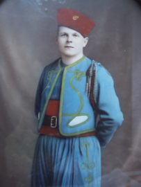 Photograph coloured Zouave soldier. Ingekleurde foto van een Zouaaf.