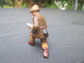 LINEOL Belgium soldier with artillery shell. smaler size Belgische soldaat met kogel. kleiner model.