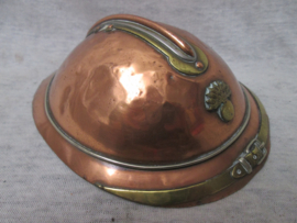 Trench- art French helmet with infantry badge. Loopgravenkunst Franse helm, casque Adrianne, zeer bijzonder gemaakt, zijn echte kunst objecten. 15,5  --  12,5 --  5  cm.