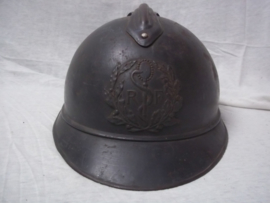 French helmet M-1915 of the Medical department. Franse helm casque adrianne model 1915 met embleem van de Militaire gezondheidszorg. in een zeer mooie staat met origineel binnenwerk, naam in helm gekrast, leer is gestempeld.