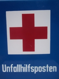 German enamelled sign of the Red Cross Unfallhilfsposten, made in DACHAU, geemailleerd bord van het Duitse Rode kruis. emaillefabriek uit Dachau.
