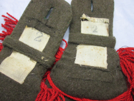 French epaulets Foereign Legion. Franse seremoniele epauletten van het Vreemdelingen legioen Legion Etrangere. met gelijk etiket.