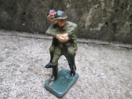 DURSO Belgium Soldier carrying a wounded man.  Belgische Gewonden drager. in mint staat TOP stuk.